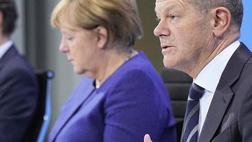 Viitorul cancelar german Olaf Scholz, favorabil vaccinării obligatorii împotriva covid-19 / Presa germană scrie că autorităţile analizează o închidere a barurilor şi cluburilor