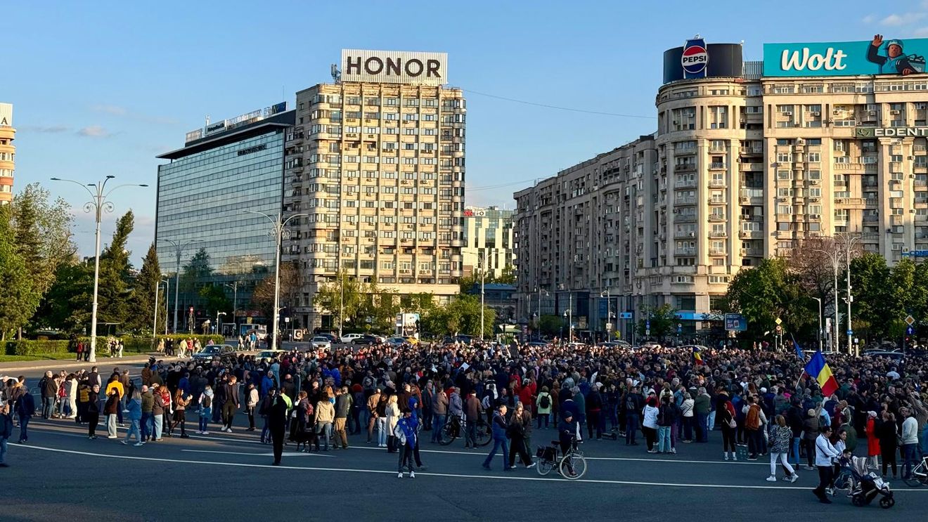VIDEO-FOTO Manifestație în Piața Victoriei din Capitală pentru susținerea Guvernului Bolojan / Peste 1300 de persoane au scandat mesaje anti PSD și pro Bolojan