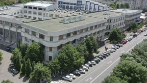 Un asistent universitar titular, fiul președintelui consiliului de administrație al Universității “Nicolae Titulescu”, și-a dat demisia după ce a folosit un limbaj vulgar cu studentele sale pe TikTok