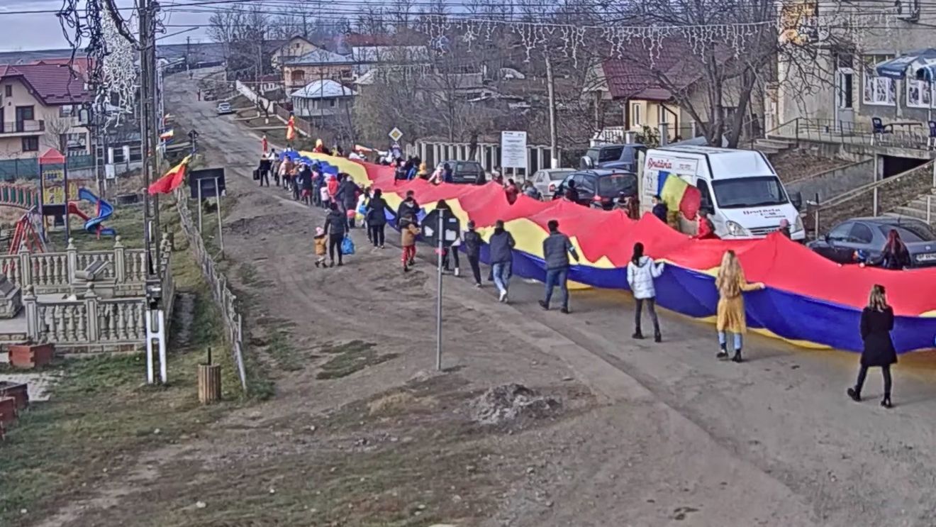 VIDEO Botoșani: Un tricolor în lungime de 103 metri, plimbat de localnici pe străzile din Todireni de Ziua Națională a României
