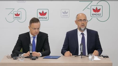 Kelemen Hunor, alături de ministrul de Externe al Ungariei, Szijjártó Péter: Nu sunt de acord ca politicienii români să ne spună să nu mai facem declarații. Eu ca parlamentar în România vorbesc despre ce vreau eu, nu accept instrucțiuni. Iohannis să își ceară scuze