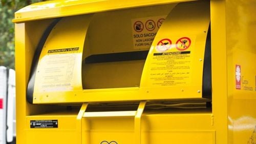 Bisericile din Brașov sprijină colectarea hainelor uzate / Peste 50 de biserici din județ au permis amplasarea de containere pentru colectarea lor / Sunt trimise în Africa pentru reciclare