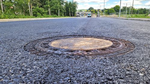 Moment istoric în Sibiu: S-a montat primul capac de canal „autonivelant” / „Nu va mai fi diferență între asfalt și capacele de canal” / ”Au venit doi colegi din Germania care au lucrat cu astfel de tehnologii”