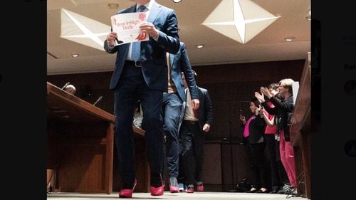 Gestul unor politicieni canadieni de a defila în pantofi roz cu toc stârneşte controverse şi polemici / Gestul a vrut să condamne violența împotriva femeilor / "Femei canadiene, vă simţiţi mai în siguranţă acum?"