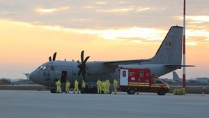 15 pacienți cu Covid în stare gravă din București, transportați cu o aeronavă militară la spitale din regiunea Moldovei