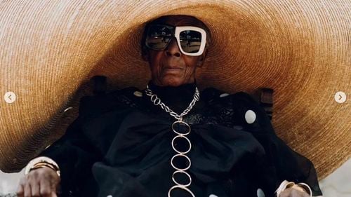 Cine este "Legendary Glamma", bunica cu ochelari de soare imenși care a devenit un simbol improbabil al modei