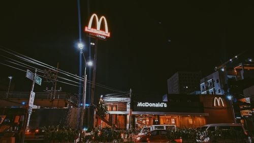 Pauza de relaxare: O rusoaică a dat în judecată McDonalds pentru că o reclamă a lanţului de restaurante ar fi făcut-o să-şi strice postul mare