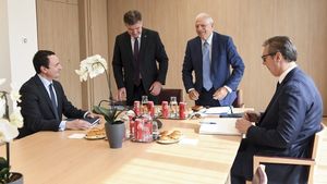 Serbia şi Kosovo nu au reuşit să ajungă la un acord privind normalizarea relaţiilor/ Continuă discuțiile maraton susținute de UE dintre președintele Vucic și premierul Kurti