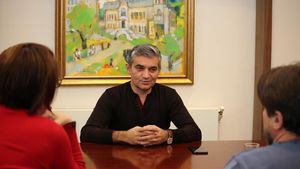 BREAKING Primarul din Sinaia, reținut de DNA (oficial) / Vlad Oprea este suspectat de procurori că ar fi primit mită de la patronul companiei Nordis, Vladimir Ciorbă, care l-ar fi denunțat / O parte din mita de 238.000 de euro, încasată de societatea mamei primarului / Ce acuzații îi mai aduc procurorii