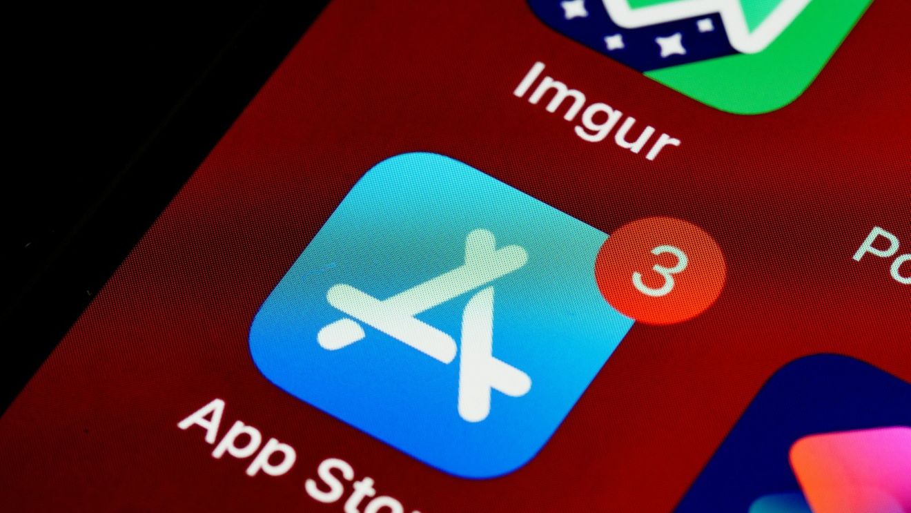 Ce noutăți importante aduce iOS 17.4 pentru iPhone / Actualizarea, disponibilă acum, le permite utilizatorilor din UE să descarce aplicații din afara App Store