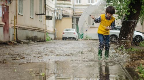 Meteorologii au prelungit valabilitatea avertizărilor până luni după-amiază / Instabilitate atmosferică, ploi însemnate cantitativ, vânt şi răcire a vremii