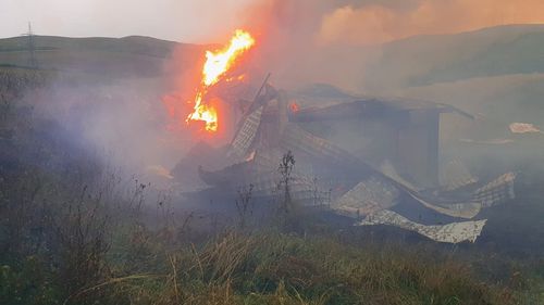 Grajdul din incinta Mănăstirii Dumbrava a luat foc, fiind complet distrus. Mănăstirea din județul Alba e cunoscută și pentru că deține un centru pentru îngrijirea copiilor orfani sau abandonați