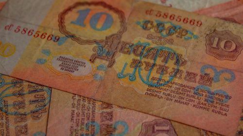 Autorităţile ruse încearcă să calmeze panica legată de deprecierea accentuată a rublei / Banca centrală e nevoită să intervină / Putin: ”Nu văd niciun motiv de îngrijorare”