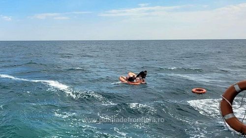 VIDEO Şapte tineri care făceau surf în zona Olimp, salvați de Poliția de Frontieră / Nu s-au mai putut întoarce la țărm din cauza vântului puternic