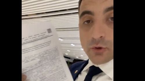 VIDEO George Simion, respins în Aeroportul Internațional Chișinău. El a fost trimis vineri seara înapoi la București, având interdicție de a intra în Republica Moldova până în 2024