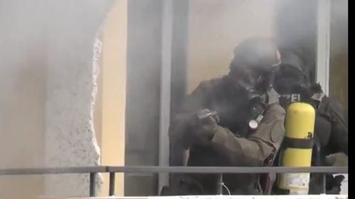 VIDEO Germania: 12 pompieri și polițiști, răniți în urma unei intervenții la un apartament în care un bărbat a provocat o explozie