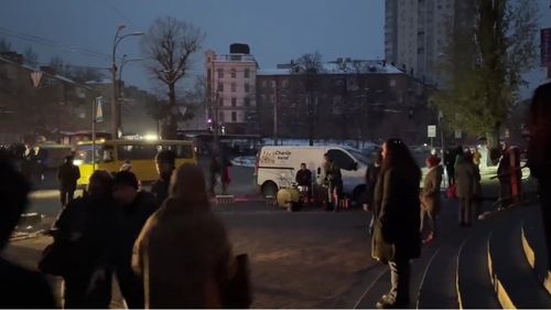 VIDEO Melodia „My Way” a lui Frank Sinatra, cântată de ucraineni pe străzile întunecate din Kiev