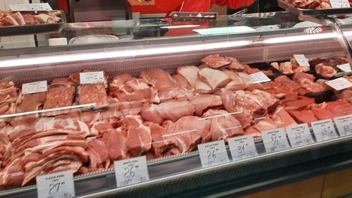 ANALIZĂ LA RAFT | Cât costă 1 kilogram de carne de porc, înainte de sărbători / Contrar zvonurilor, aceste produs nu lipsește din magazine și se comercializează la prețuri „normale”. În marile rețele sunt și promoții