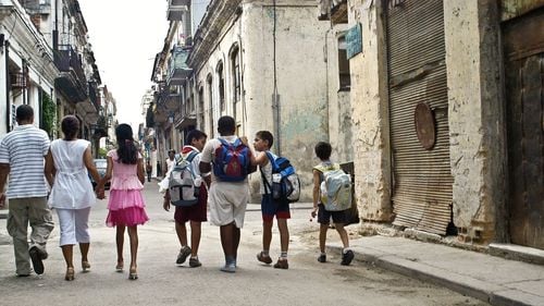 Se întâmplă și în Cuba: părinți plecați pentru o viață mai bună, copii lăsați în urmă pe măsură ce valul de emigrare se amplifică / Cuba se confruntă cu un exod în masă, mai ales al tinerilor profesioniști