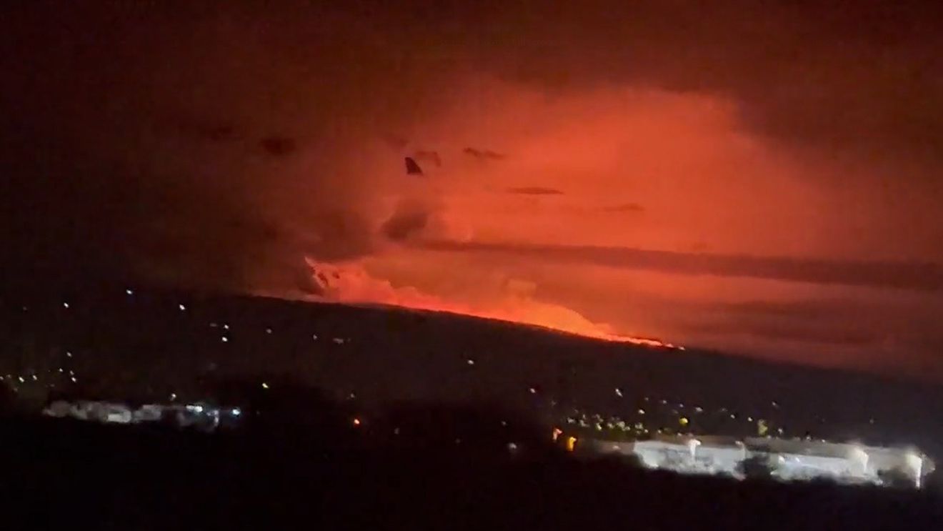 Mauna Loa, cel mai mare vulcan activ din lume, a început să erupă
