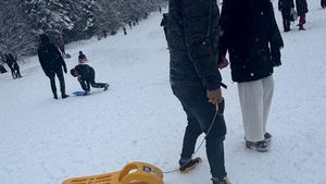 Salvamont Braşov: Adidaşii cool, blugii rupţi, UGG pufoase, paltoanele elegante şi gleznele „libere şi fericite”, absolut perfecte pentru oraş. Pe munte, sunt bilete directe spre hipotermie, alunecări, entorse - FOTO