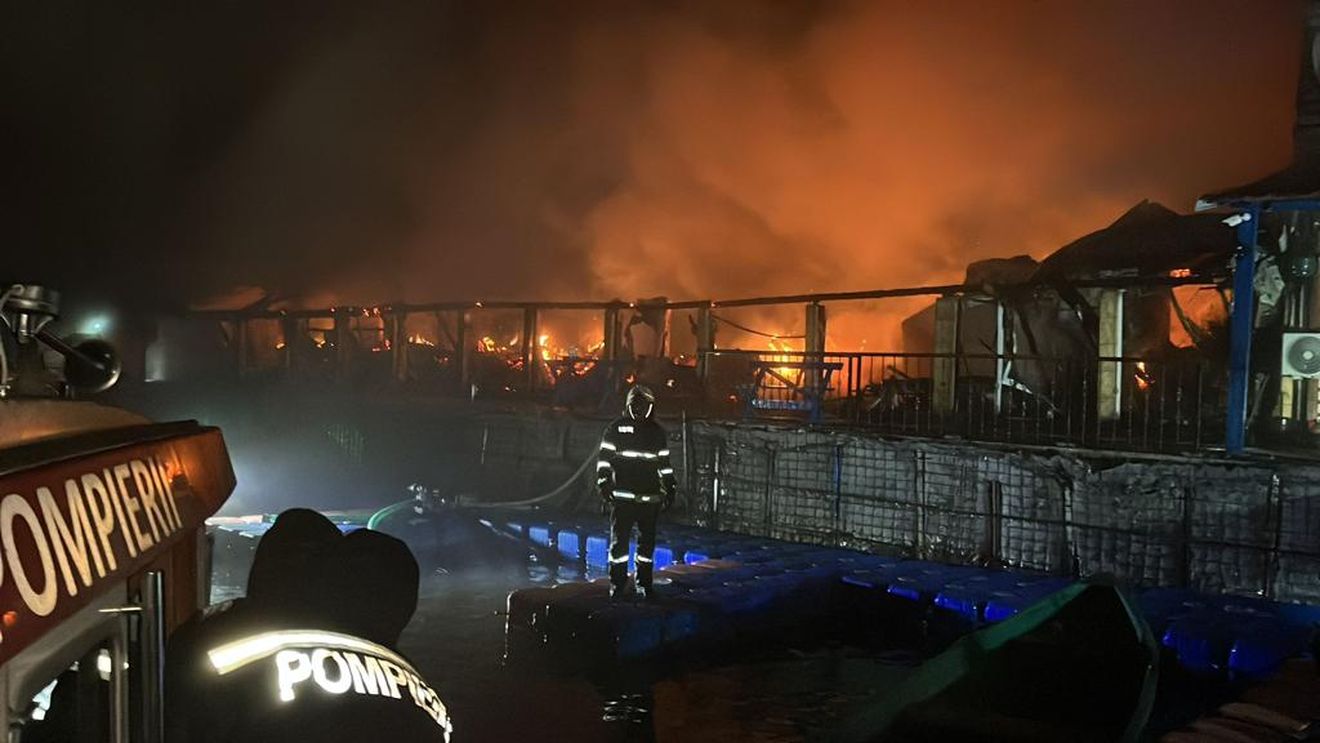 Prahova: Incendiu de proporții la un depozit de fructe din Breaza / Intervenția pompierilor este în desfășurare