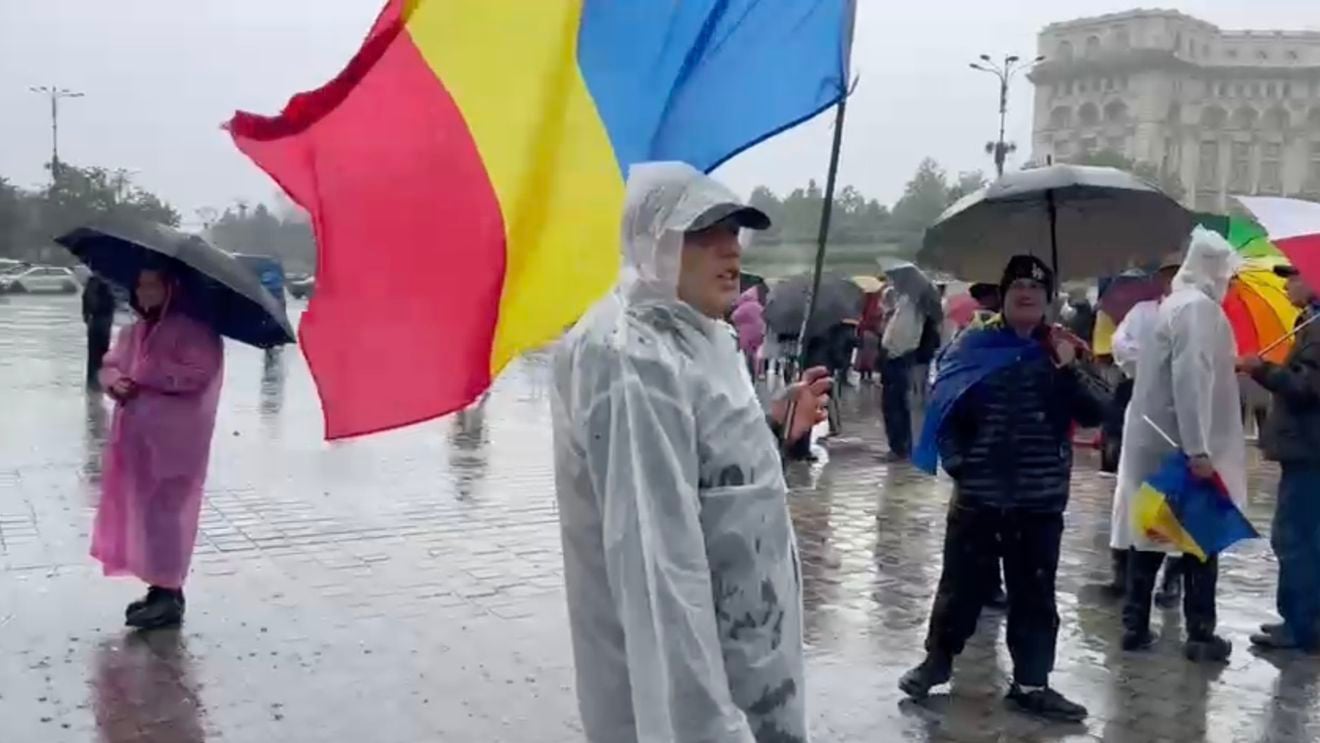 VIDEO În jur de 30 de persoane s-au adunat în Piața Constituției, scandând: „Călin Georgescu, președinte!” / Jandarmii au găsit un protestatar care avea asupra sa trei cuțite, un briceag și un pumnal