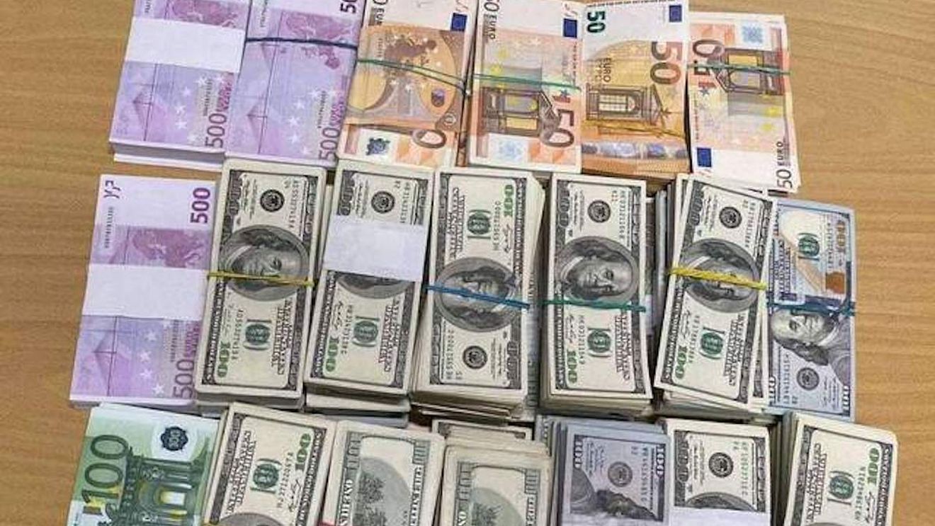 Doi ucraineni prinși cu 700.000 de dolari și 250.000 de euro nedeclarați, în Vama Siret-Porubne / Banii au fost confiscați