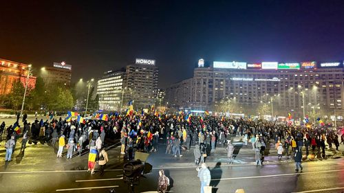 FOTO Protestatarii continuă să părăsească Piața Victoriei / Simion nu și-a mai ținut discursul / Au fost raportate și unele incidente violente / S-a scandat "Călin Georgescu președinte" / Peste 10.000 de protestatari în punctul maximum al serii