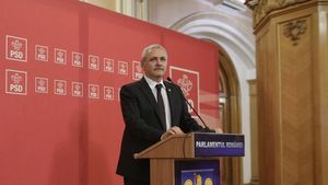 Dragnea a fost întâmpinat cu huiduieli, fluierături și vuvuzele la Târgoviște / Organizația locală a încercat să acopere huiduielile cu muzică dată la maxim / Reacția lui Dragnea: Am înțeles că cei cu vuvuzelele erau ai noștri