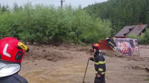 OMNIASIG a deschis 249 dosare de daună după furtunile din perioada 27 iulie – 1 august / Cele mai multe daune, în judeţele Suceava şi Neamţ / La Broşteni, o casă a fost luată de ape şi dusă câteva sute de metri