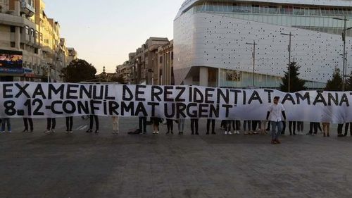 VIDEO Proteste #Rezi în marile orașe: Studenții de la medicină cer suplimentarea locurilor la rezidențiat și păstrarea datei de 8 decembrie pentru examen