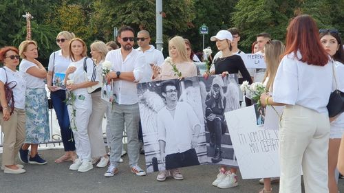 Rudele și prietenii celor doi tineri care au murit în accidentul de la 2 mai protestează în Piața Victoriei: "Cei pe care îi iubim nu pleacă"/ Tragedia, provocată de un adolescent aflat sub influența drogurilor