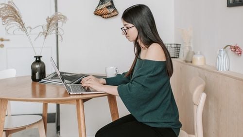 Aproape 75% dintre companii spun că productivitatea angajaților care lucrează de acasă a rămas constantă sau a crescut. Îngrijorări din cauza izolării prelungite