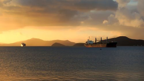 Petrolul rusesc este din nou transferat de pe o navă pe alta în apropiere de enclava spaniolă Ceuta, practică pe care autorităţile de la Madrid credeau că au oprit-o