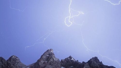 FOTO Salvamontiştii prezintă semnele lăsate pe corpul unui om de un fulger care a lovit în apropierea acestuaia. Ce sfaturi au salvatorii pentru cei pe care furtuna îi prinde pe munte