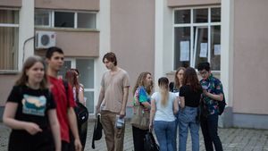 Testarea în caz de suspiciune de consum de droguri, analize periodice decontate de stat și ore antidrog în școli – propunerile dintr-un chestionar al Prefecturii Capitalei pe care-l vor primi părinții elevilor din București