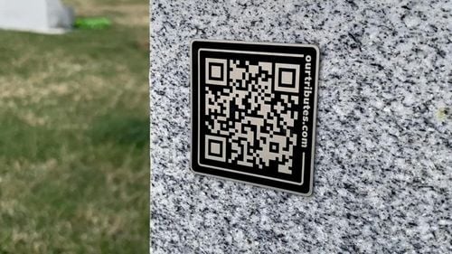 Cod QR pe piatra de mormânt: o afacere dezvoltată în România de doi studenți / După scanarea codului se pot vedea pe mobil imagini din viața decedatului / Fiecare cod poate stoca până la 100 de fișiere media