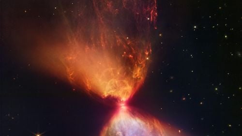 Telescopul James Webb dezvăluie o spectaculoasă clepsidră de praf în jurul unei stele aflate la începutul vieții