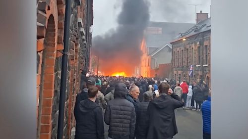 A doua noapte de ciocniri între manifestanţi anti-imigranţi şi poliţie în Irlanda de Nord, după agresiunea sexuală de care sunt acuzaţi doi adolescenţi români / „Violenţa a fost clar motivată de considerente rasiale”