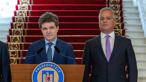 Premierul desemnat de Nicușor Dan și-a început facultatea după o pauză de 4 ani de la liceu, la o universitate particulară neacreditată la acea vreme, evaluată cu calificativul „lipsă de încredere” și apoi desființată. CV-ul lui Adrian Veștea