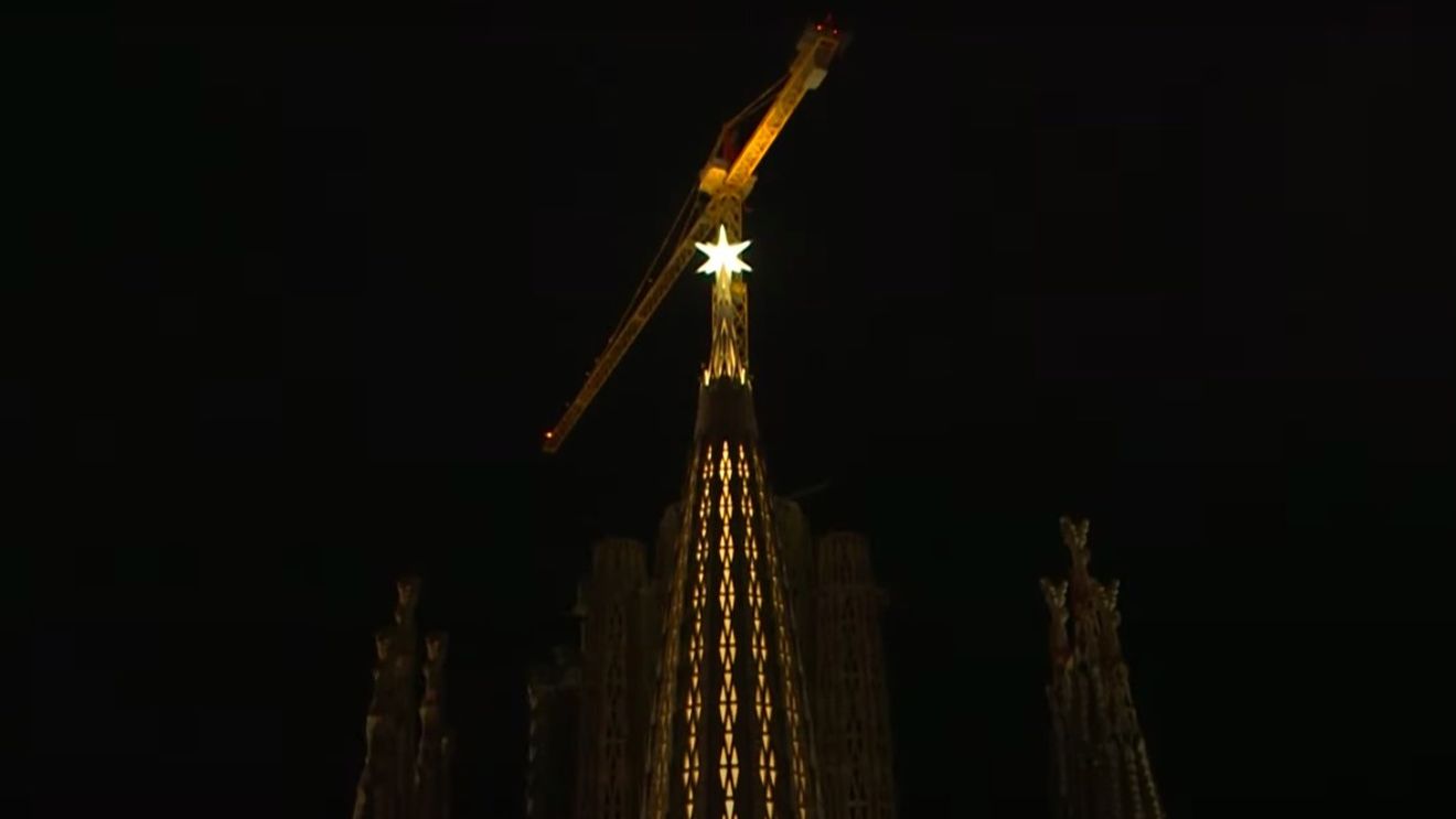 Papa Francisc: Steaua care luminează noul turn al catedralei Sagrada Familia, dedicat Fecioarei Mariei, să lumineze calea tuturor oamenilor spre iubire / Noul turn a fost inaugurat miercuri la Barcelona