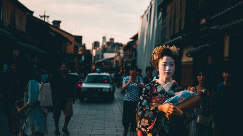 Afectat de turismul excesiv, oraşul japonez Kyoto îşi majorează considerabil taxa turistică