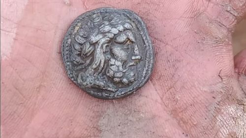 Monede grecești vechi de peste 2.000 de ani, descoperite în Gorj / Artefactele din timpul domniei lui Filip al II-lea al Macedoniei au fost găsite cu un detector de metale