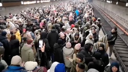 VIDEO Sute de nepalezi s-au adunat pe peronul de metrou Titan și au început să scandeze ”Nepal”