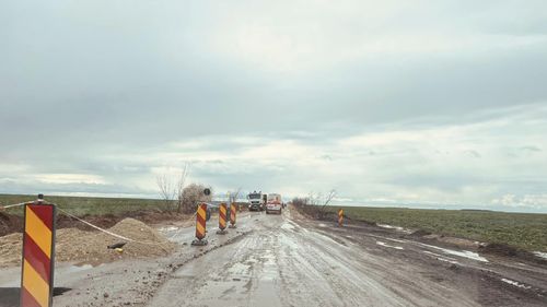 FOTO Gropi, bălți și noroi. Cum arată „modernizarea” CNAIR pe DN 52 Alexandria – Turnu Măgurele, lucrări „inaugurate” de Grindeanu și Pistol în 2022 / Grindeanu la deschiderea șantierului: „constructorul să se țină de termen, un an și jumătate”