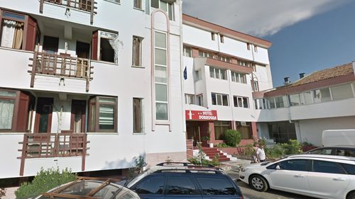 Hotelul Dobrogea din Constanța, închis de inspectorii de la protecția consumatorului / Băi murdare, rugină, uși degradate, miros...