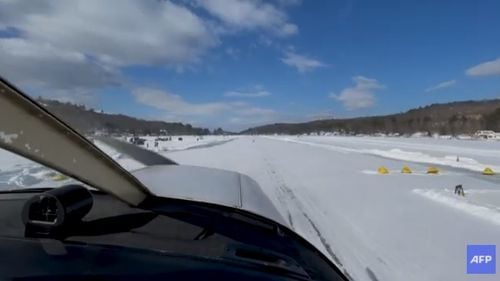 VIDEO Un lac înghețat din New Hampshire a fost transformat în pistă de aterizare