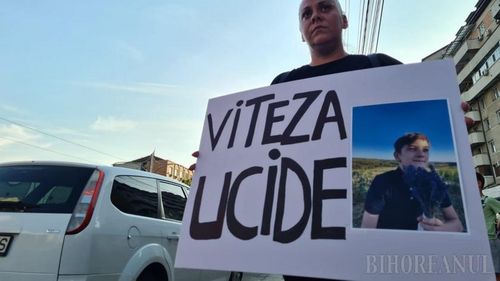 Peste 100 de orădeni au protestat în Calea Aradului, solidari cu familia băiatului de 12 ani care a fost accidentat mortal pe trecerea de pietoni, de un șofer băut