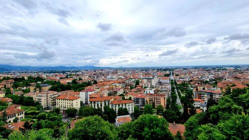 Pană de curent la Bergamo /  Orașul e paralizat, mai mulți oameni au rămas blocați în lifturi / Defecțiune legată cel mai probabil de consumul cauzat de căldură